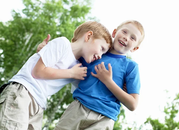 Portrét dvou chlapců, v létě venku — Stock fotografie