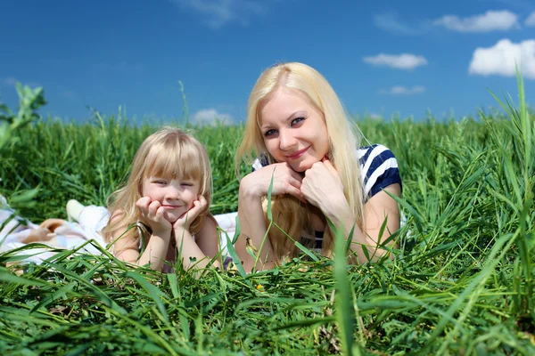Mamma med hennes dotter utomhus — Stockfoto
