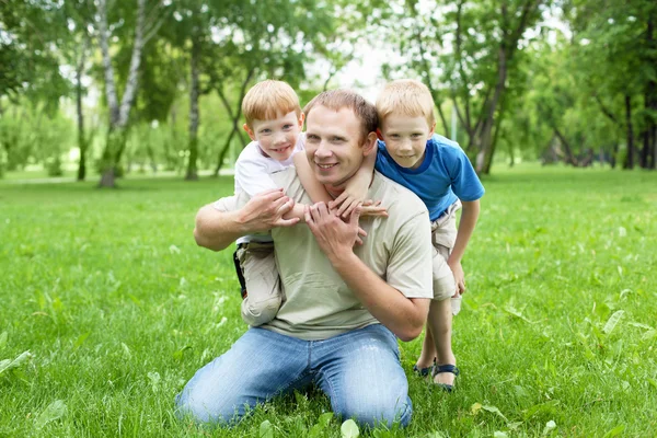 Портрет отца с двумя сыновьями на открытом воздухе — стоковое фото