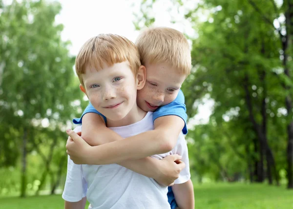Portrait of two boys in the summer outdoors — Stock Photo, Image