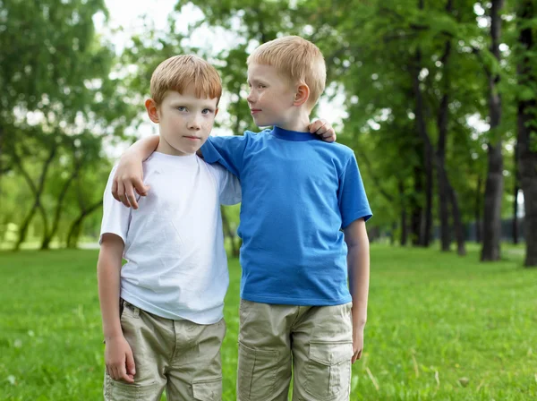 Портрет двох хлопчиків влітку на відкритому повітрі — стокове фото