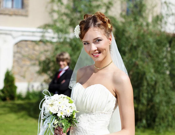 Portret van een jonge bruid in een witte jurk — Stockfoto