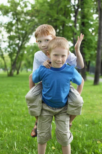 Retrato de dos chicos en verano al aire libre —  Fotos de Stock