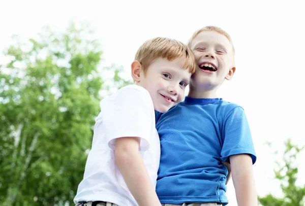 Két fiú a nyáron szabadban portréja — Stock Fotó