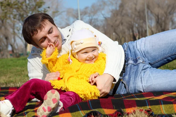 Gadis kecil dengan ayah di taman musim semi — Stok Foto