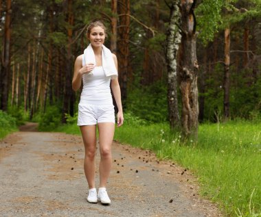 genç bir kadın açık havada spor yapmak