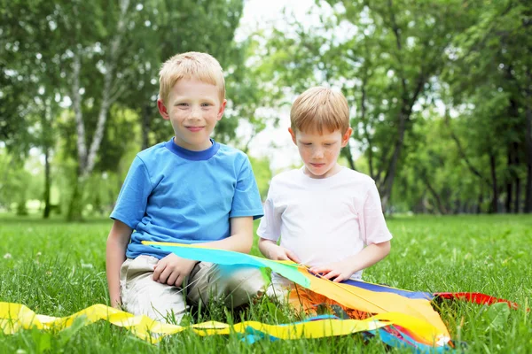 Retrato de meninos felizes no verão ao ar livre — Fotografia de Stock
