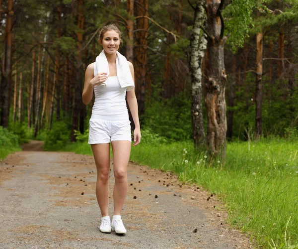 Ung kvinna gör idrott utomhus — Stockfoto