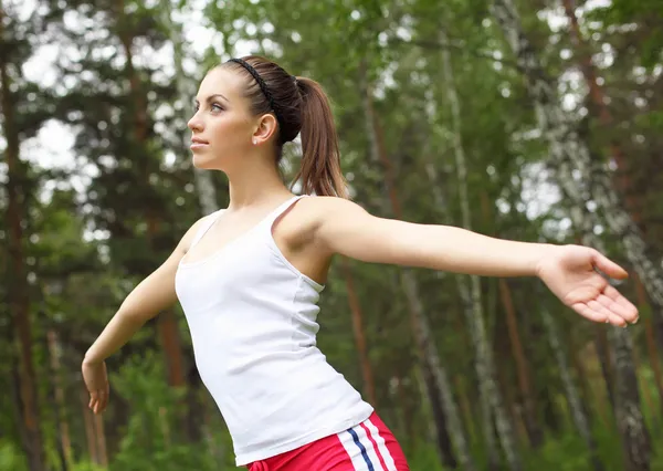 Молода жінка займається спортом на відкритому повітрі — стокове фото