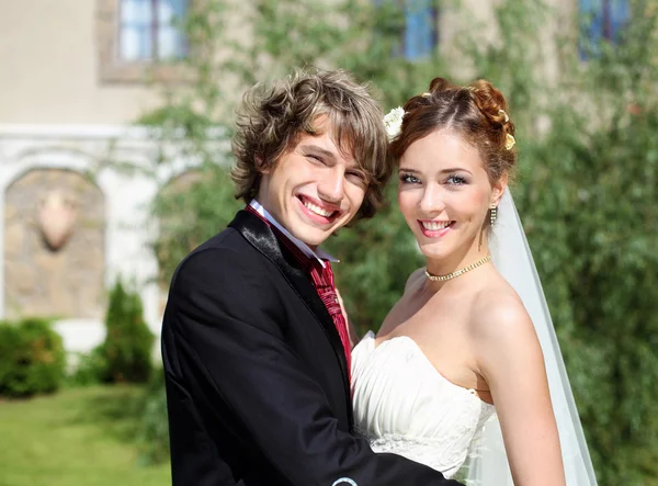 Tiro jovens casais que entram em casamento — Fotografia de Stock