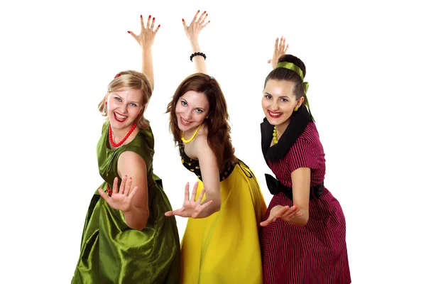 Tři mladé ženy v zářivě barevné šaty — Stock fotografie