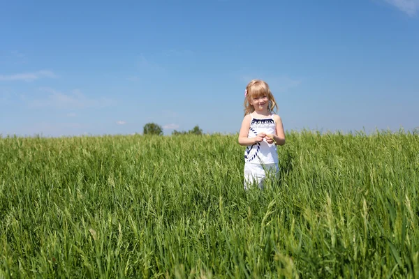 Маленька дівчинка на відкритому повітрі — стокове фото
