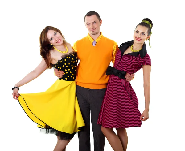 Молодой человек с двумя женщинами в яркой цветовой одежде — стоковое фото