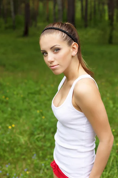 屋外スポーツを行う若い女性 — ストック写真