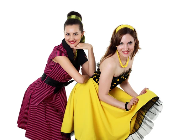 Две девушки в ярких цветовых платьях — стоковое фото