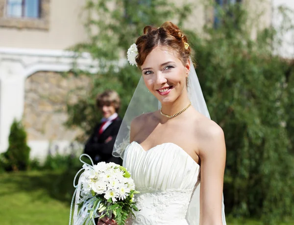 Portrét mladé nevěsty v bílých šatech — Stock fotografie