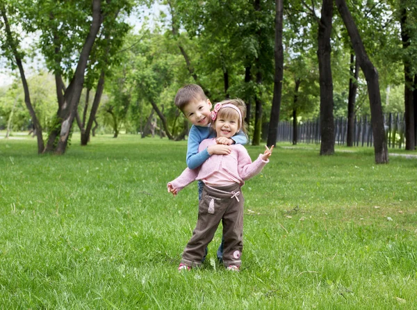Irmã feliz e irmão ao ar livre — Fotografia de Stock