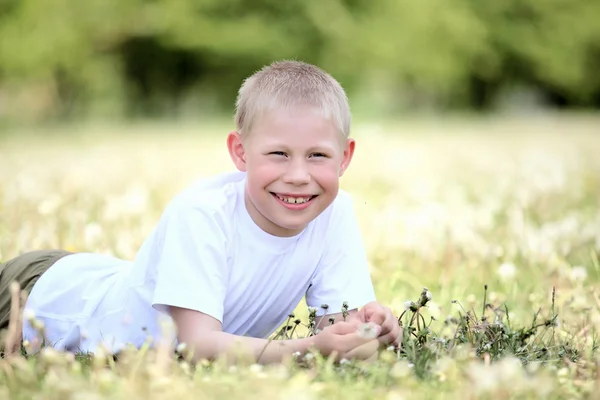 Маленький мальчик играет в парке — стоковое фото