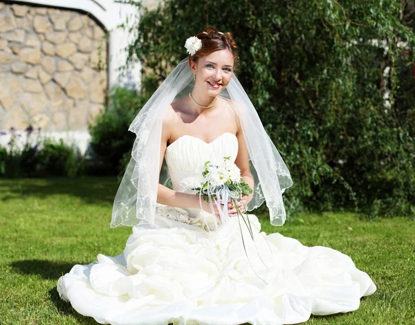 Portrett av en ung brud i hvit kjole – stockfoto