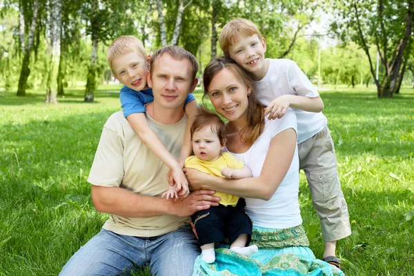 Семья вместе в парке — стоковое фото