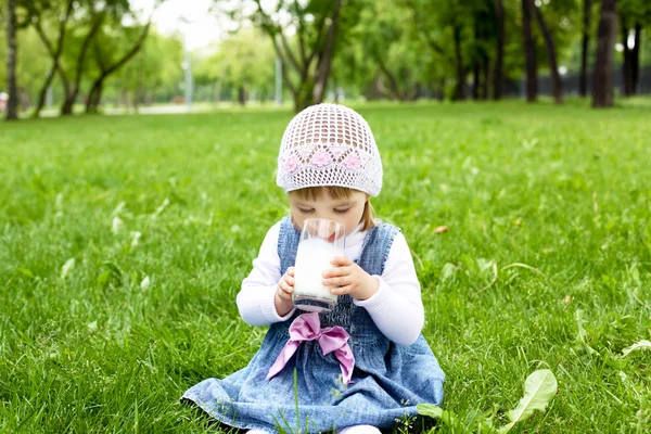 Portrait of a little girl outdoors — Stock Photo, Image