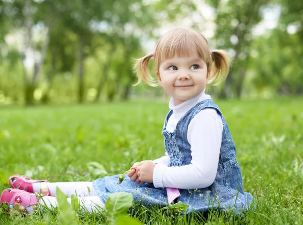 Porträtt av en liten flicka utomhus — Stockfoto