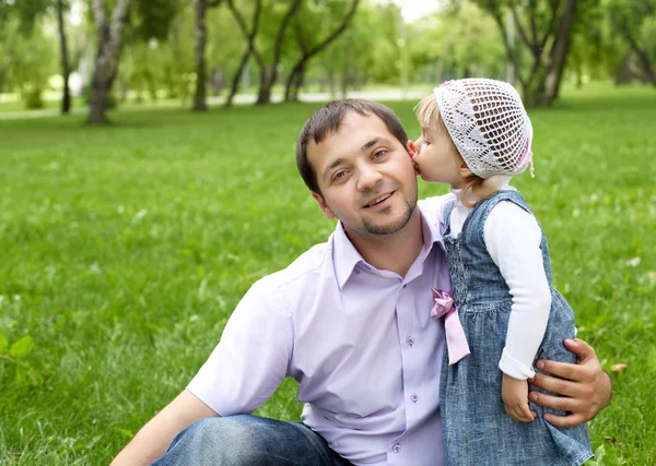 Portret van vader met dochter buiten — Stockfoto