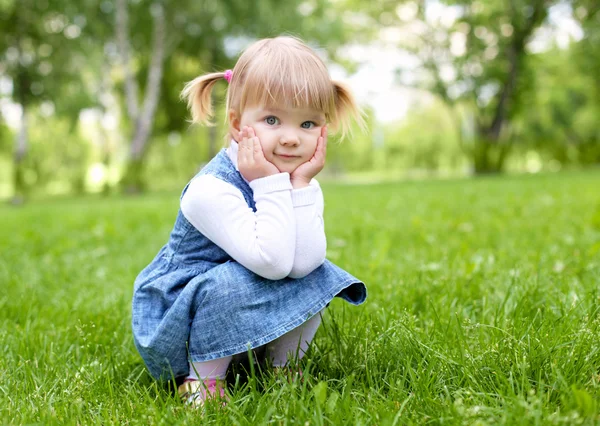 Portréja egy kis lány a szabadban — Stock Fotó