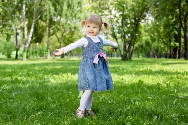Porträtt av en liten flicka utomhus — Stockfoto
