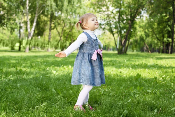 Küçük bir kız açık havada portresi — Stok fotoğraf