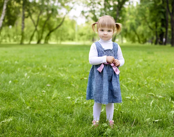 작은 소녀 야외의 초상화 — 스톡 사진