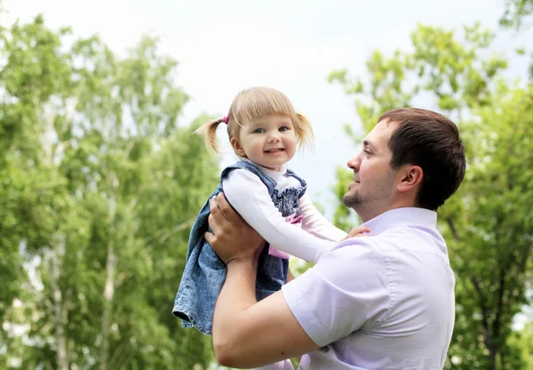 Портрет отца с дочерью на открытом воздухе — стоковое фото