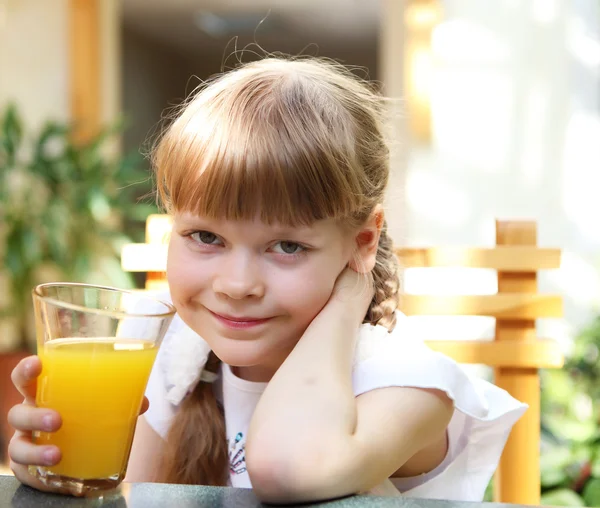 オレンジ ジュースを持つ少女の肖像画 — ストック写真