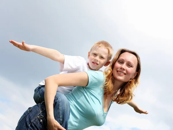 Madre con su hijo al aire libre — Foto de Stock
