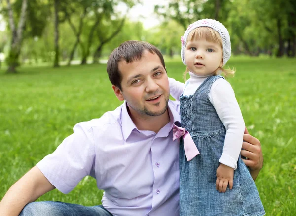 Portret van vader met dochter buiten — Stockfoto
