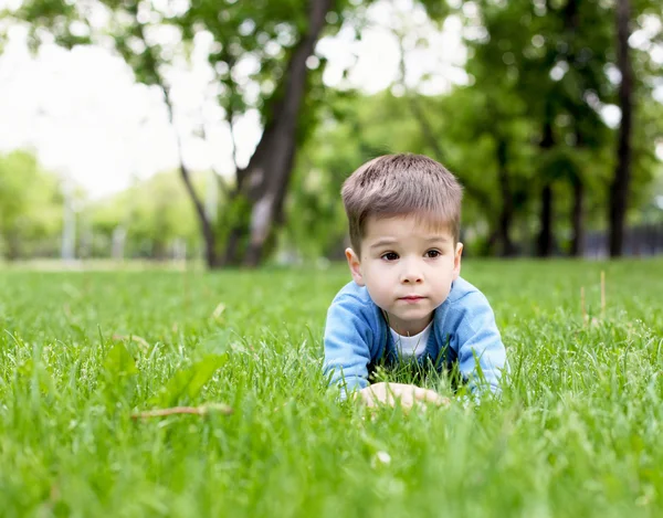 Portret małego chłopca na świeżym powietrzu — Zdjęcie stockowe