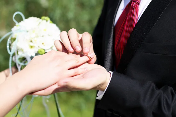 Momento de tiro quando o noivo coloca o anel — Fotografia de Stock