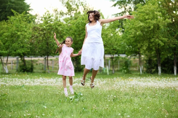 Young mother and her young daughter — Stock Photo, Image