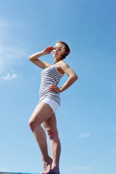 Portrait d'une jeune femme faisant des exercices — Photo