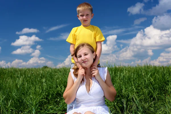 Matka s dítětem venkovní — Stock fotografie