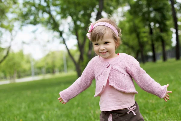 Retrato de uma menina ao ar livre — Fotografia de Stock