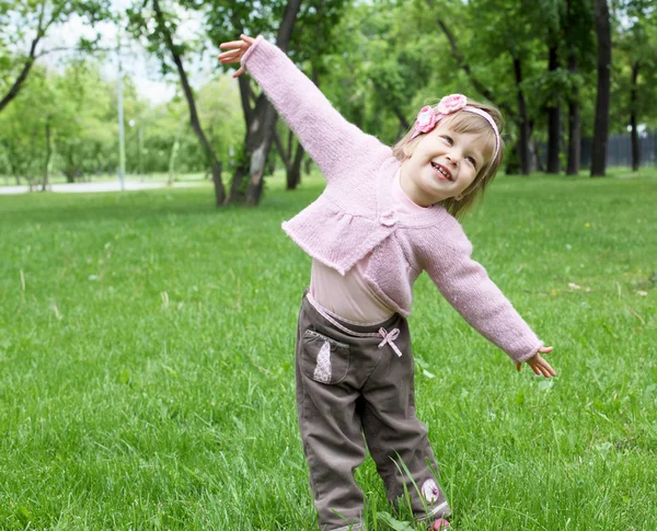 Portret van een klein meisje in de buitenlucht — Stockfoto