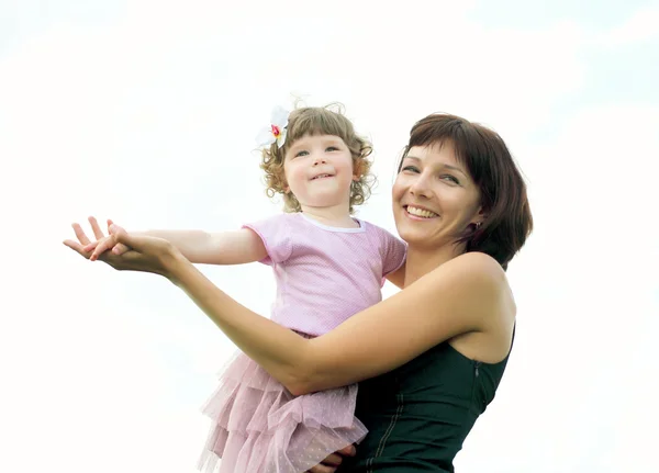 Портрет матері з дочкою на відкритому повітрі — стокове фото