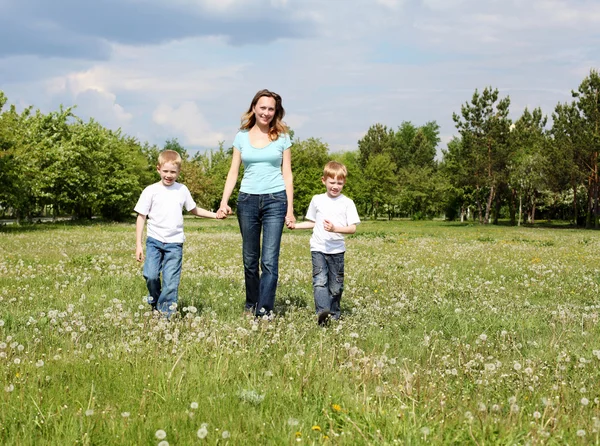 Madre con sus dos hijos al aire libre —  Fotos de Stock