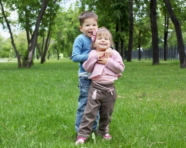 Glad syster och bror utomhus — Stockfoto