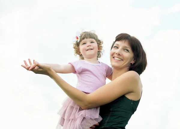 Retrato de madre con hija al aire libre —  Fotos de Stock