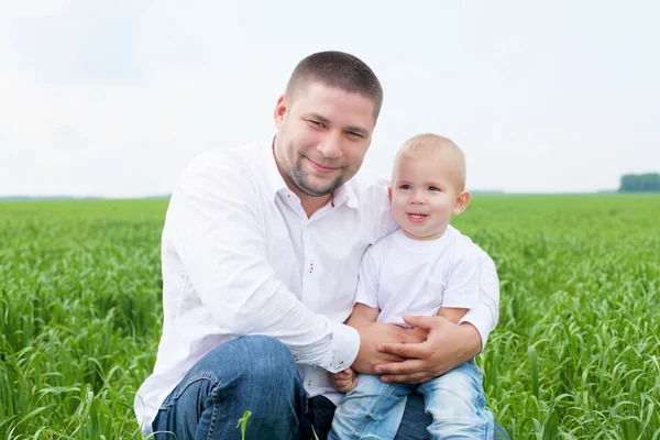 Портрет отца с сыном на открытом воздухе — стоковое фото