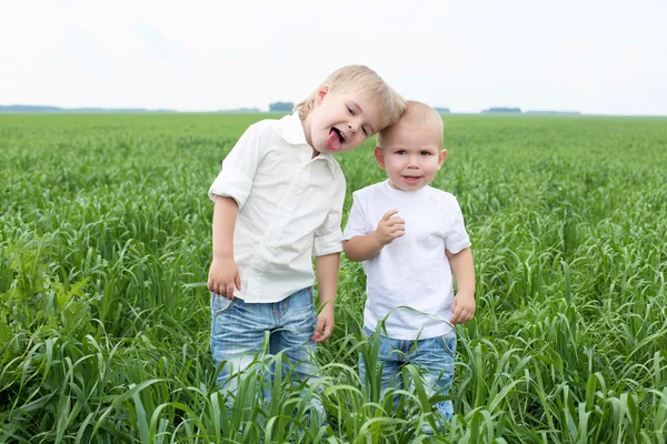Retrato de dos niños pequeños al aire libre — Foto de Stock
