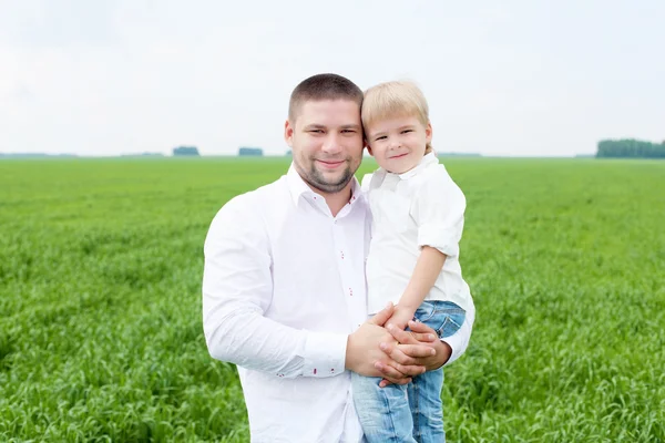 Porträtt av far med son utomhus — Stockfoto