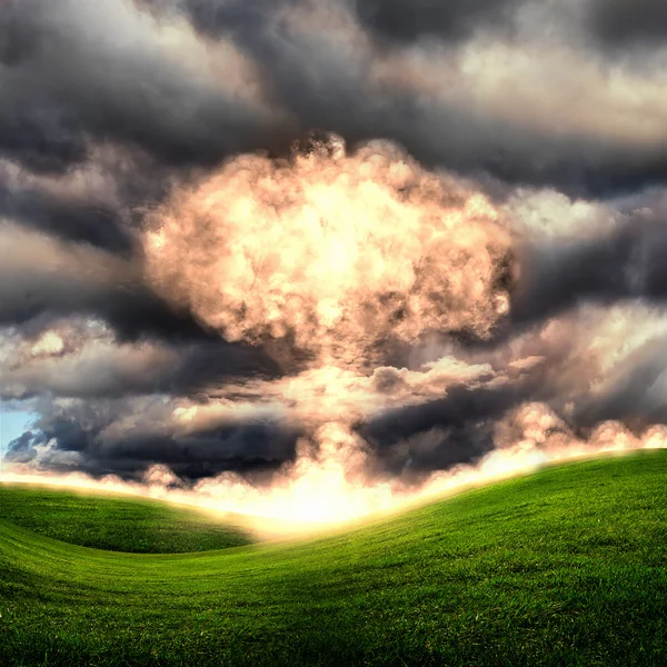 Explosão nuclear em um ambiente externo — Fotografia de Stock